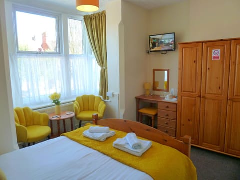 View (from property/room), Photo of the whole room, Decorative detail, Seating area, furniture