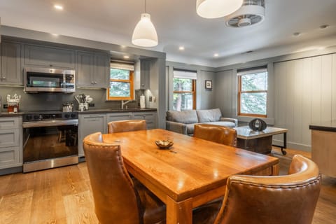 Cedar Crest-Stellars Jay Cottage 4 House in Homewood