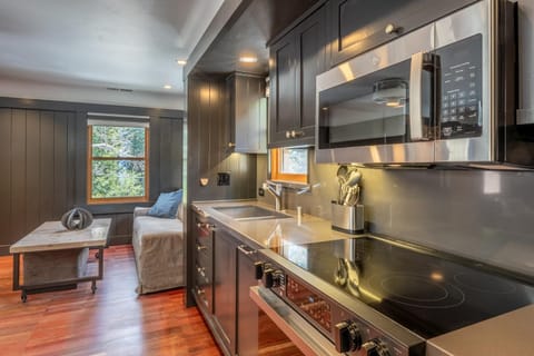 Cedar Crest - Woodpecker Cottage 7 House in Homewood