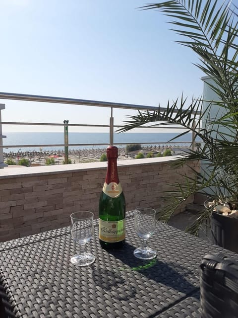 Nearby landmark, Day, Natural landscape, Summer, Balcony/Terrace, Seating area, Beach, Windsurfing, On site, Landmark view, Sea view