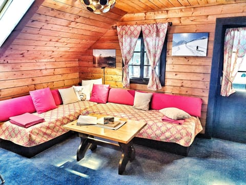 Living room, Photo of the whole room