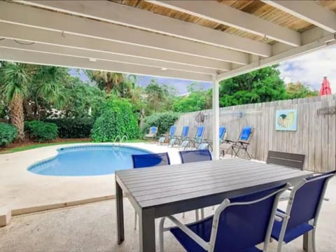 Say YES To Spring! 4BR Home w private pool 2 min to Destin beaches House in Destin