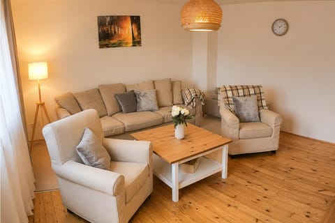 Communal lounge/ TV room, Living room, Seating area