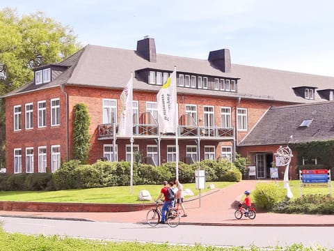 Property building, People, Cycling, Street view, children, group of guests