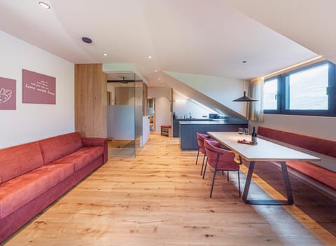 Kitchen or kitchenette, Living room, Seating area, Dining area