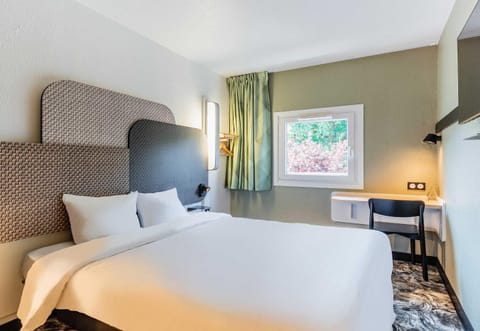 Bed, TV and multimedia, View (from property/room), Bedroom, wardrobe