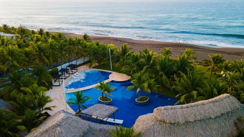 Restaurant/places to eat, Beach, Swimming pool