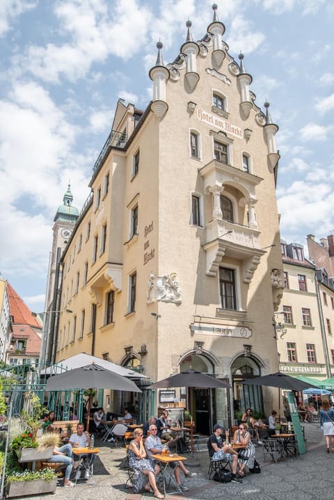 Property building, Restaurant/places to eat, Facade/entrance, Day, People, Neighbourhood, Summer, City view, City view, Area and facilities, Location, group of guests