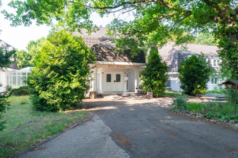 Property building, Day, Natural landscape, Garden, Garden, Garden view