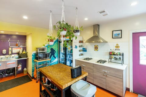 Kitchen or kitchenette, minibar, stove