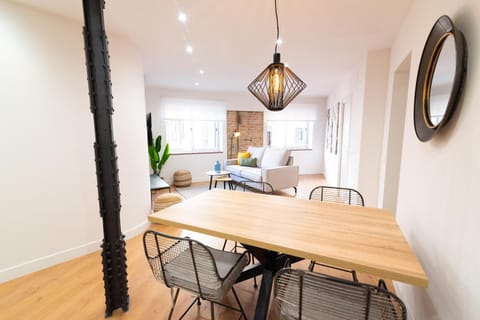 TV and multimedia, Living room, Seating area, Dining area