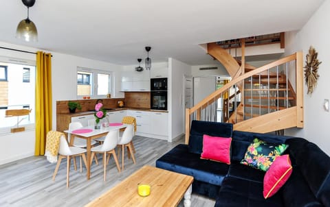 Kitchen or kitchenette, Living room, Seating area, Dining area, pet friendly