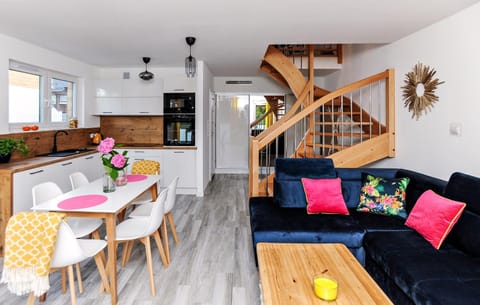 Kitchen or kitchenette, Living room, Seating area, Dining area