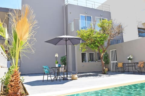 Property building, Balcony/Terrace, Swimming pool, sunbed