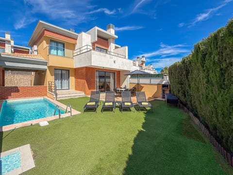 Property building, Patio, Spring, Day, Garden, Garden, Garden view, Pool view, Swimming pool, Swimming pool, sunbed