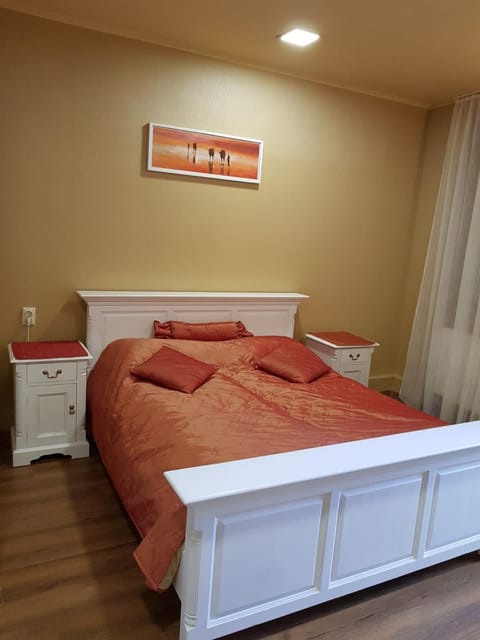 Staff, Spring, Bed, People, Winter, Summer, Photo of the whole room, Bedroom, Autumn, Pets, Street view, Family
