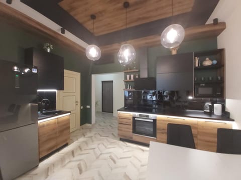 Coffee/tea facilities, Kitchen or kitchenette, Living room, oven, pet friendly, stove