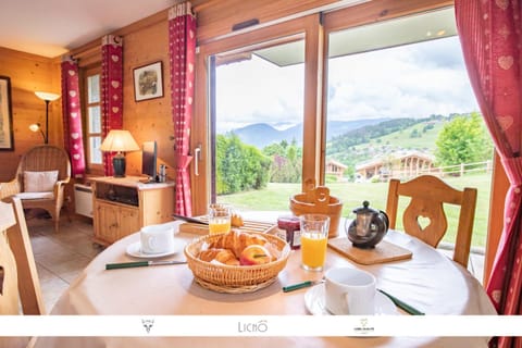 TV and multimedia, Living room, Dining area, Mountain view