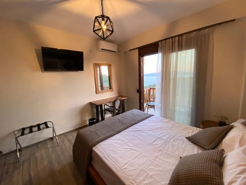 Bed, TV and multimedia, Photo of the whole room, Bedroom