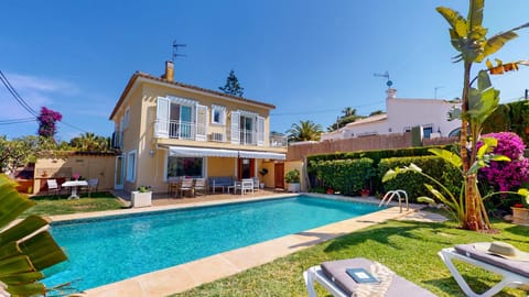 Property building, Patio, Spring, Day, Garden, Garden view, Pool view, Swimming pool, sunbed