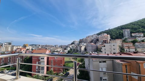Property building, Natural landscape, Bird's eye view, Mountain view, Street view