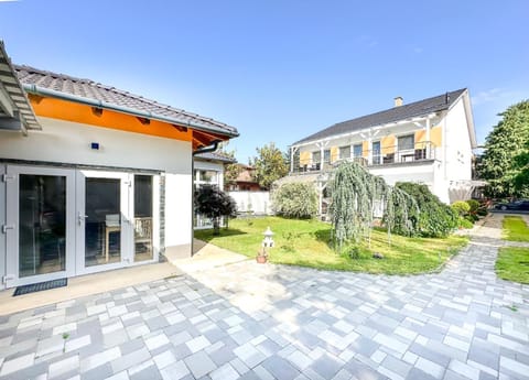 Property building, Restaurant/places to eat, Garden, Garden view