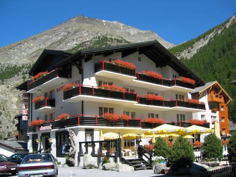 Property building, Restaurant/places to eat, Facade/entrance, Natural landscape, Summer, Mountain view, Parking
