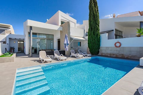 Property building, Patio, Day, Pool view, Swimming pool, sunbed