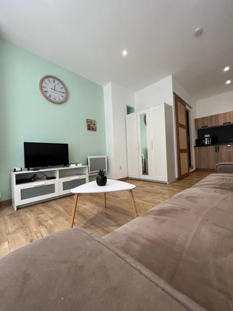 TV and multimedia, Kitchen or kitchenette, Living room