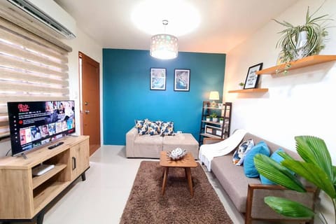 Communal lounge/ TV room, TV and multimedia, Living room, Seating area, air conditioner