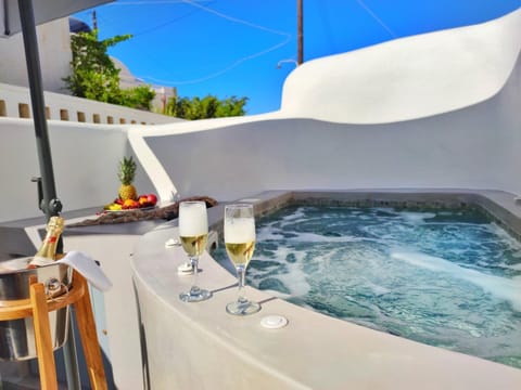 Facade/entrance, Hot Tub, Balcony/Terrace