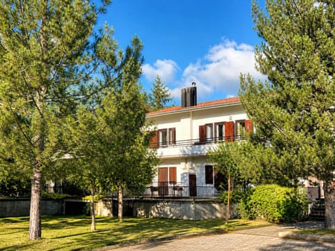 Property building, Garden, Balcony/Terrace, Parking