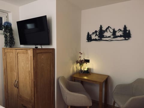 TV and multimedia, Seating area, Dining area, wardrobe