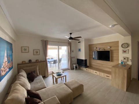 Communal lounge/ TV room, Living room