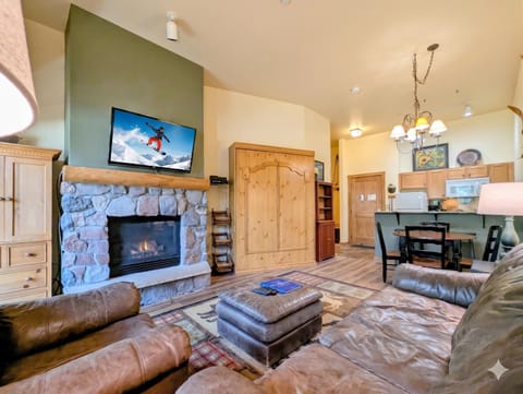 TV and multimedia, Kitchen or kitchenette, Living room, Dining area, fireplace