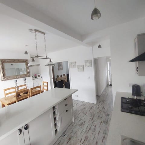 Kitchen or kitchenette, Dining area, dishwasher, minibar, pet friendly, stove, kitchen