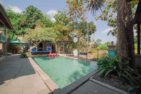 Swimming pool
