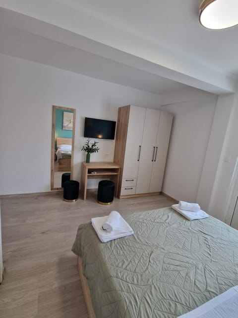 Bed, Bathroom, TV and multimedia