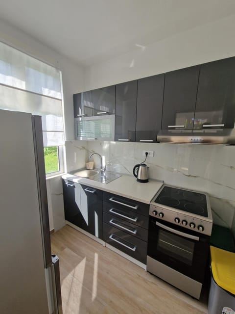 Kitchen or kitchenette, oven, stove, Internal: Not applicable to any particular room