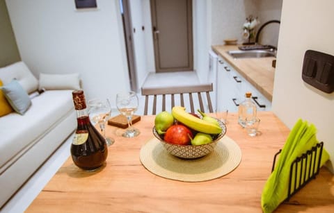 Kitchen or kitchenette, Food and drinks, Dining area