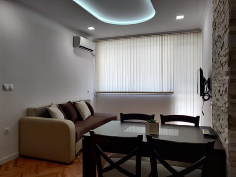 TV and multimedia, Living room, Seating area, Dining area, air conditioner