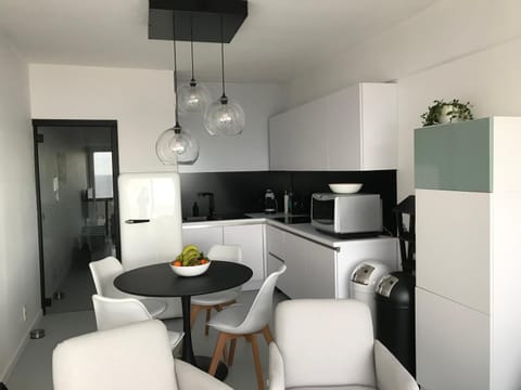 Kitchen or kitchenette, Dining area
