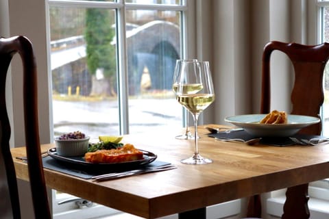 Nearby landmark, Restaurant/places to eat, Food and drinks, Dining area, Food, Landmark view, Landmark view, Lunch, Dinner, Drinks, Alcoholic drinks