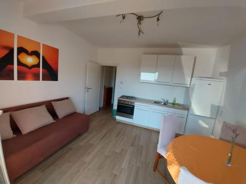 Kitchen or kitchenette, Living room, Seating area, Dining area, oven, stove