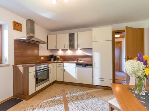 Coffee/tea facilities, Kitchen or kitchenette, Dining area, dishwasher