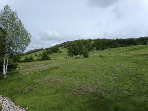 Appartement rénové au pied des pistes avec balcon sud et parking - FR-1-445-157 Apartment in Montgenèvre