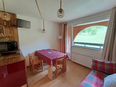 Appartement rénové au pied des pistes avec balcon sud et parking - FR-1-445-157 Apartment in Montgenèvre