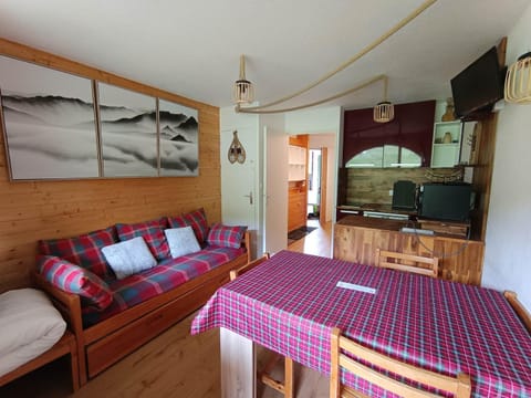 Appartement rénové au pied des pistes avec balcon sud et parking - FR-1-445-157 Apartment in Montgenèvre