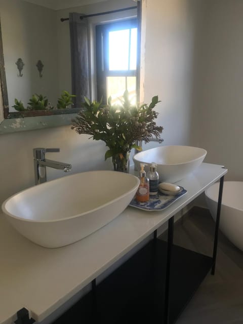 Comfortable Room with Large en suite Bathroom Apartment in Franschhoek