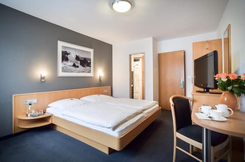 Bed, Other, Photo of the whole room, Decorative detail, Bedroom